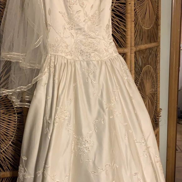 Wedding Dress!! Traditional with class, classic with elegance. Love @ 1st sight! - Picture 5 of 10